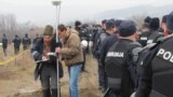 Građani i policija u Korman polju, januar 2011