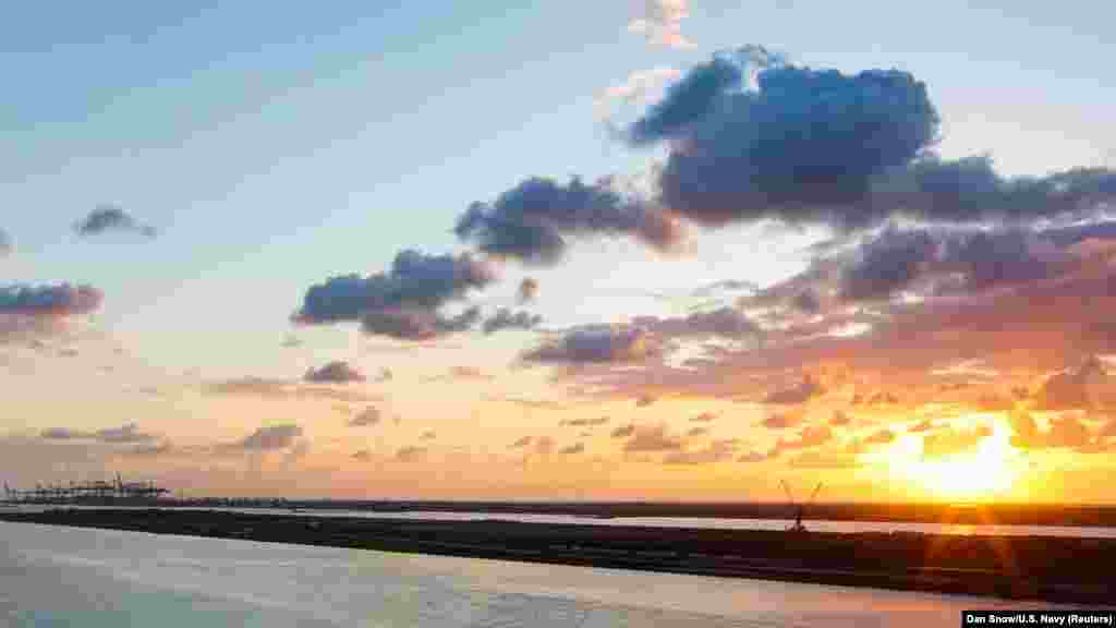 ЕГИПЕТ / УКРАИНА - Ајкула нападнала едно момче од Украина и египетски водич крај египетското одморалиште Шарм Ел-Шеик на Црвеното море. Реткиот напад се случил на 25 октомври кога мајка со нејзиниот 12-годишен син од Украина нуркале со нивниот водич во националниот парк Рас Мохамед. Детето останало без рака, водичот без нога, а мајката добила полесни повреди.