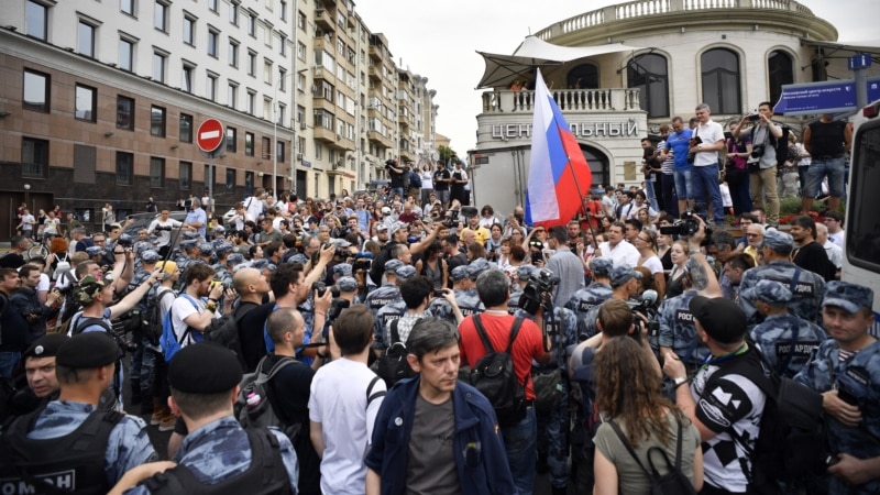 Уапсени над 200 лица на протестите во Москва, меѓу нив и новинари 