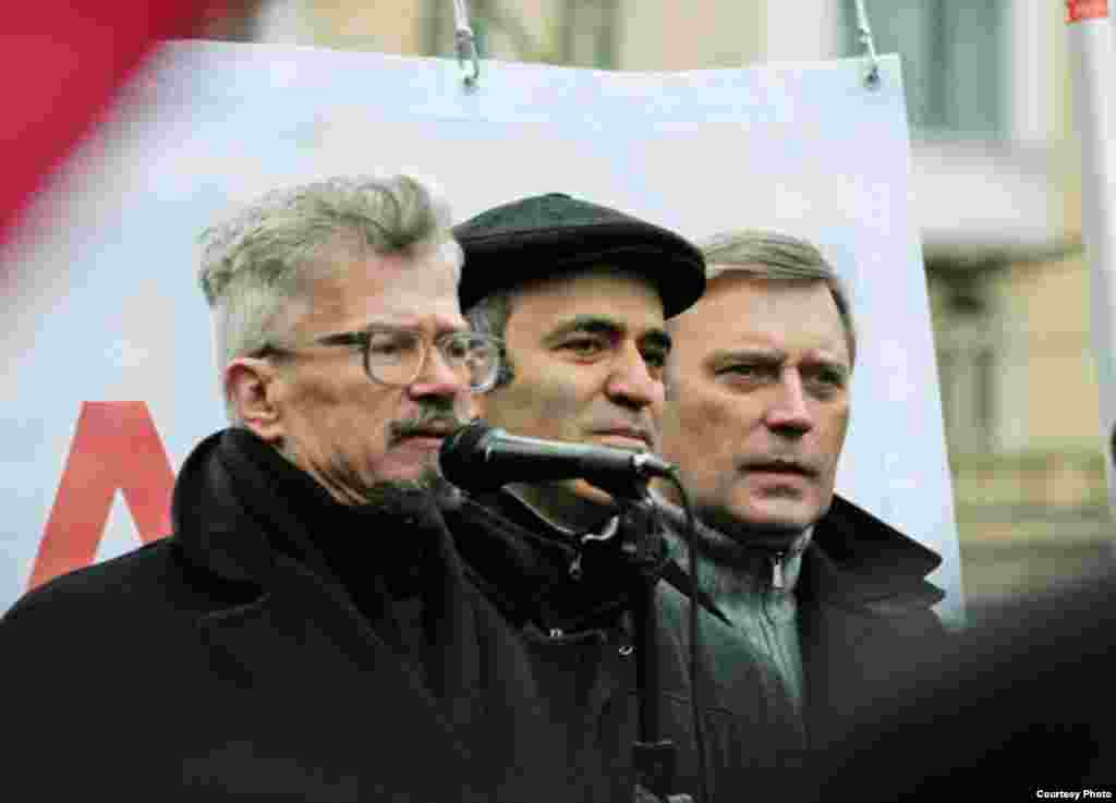 Writer Eduard Limonov, former world chess champion Garri Kasparov and former Prime Minister Mikhail Kasyanov, the leaders of the "Other Russia" opposition movement, during the first March of Dissent in Moscow. December 2006.