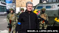 Petro Porosenko – más ukrán oligarchákhoz hasonlóan – a magánvagyonából is adományozott felszerelést az ukrán hadseregnek