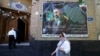  Iranka prolazi pored džamije ukrašene transparentom s likom iranskog vrhovnog vođe ajatolaha Mojtabe Khameneija u Teheranu, 9. maja.