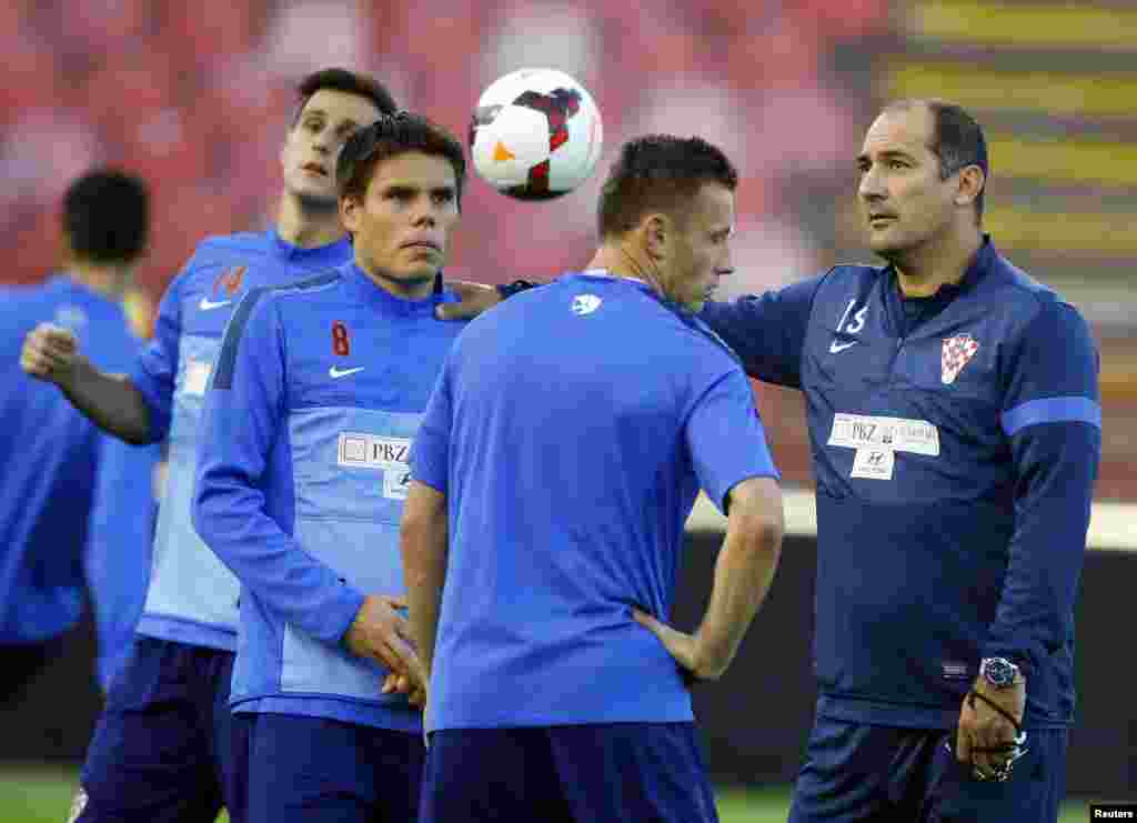 Hrvatski izbornik Igor Štimac (D) Ivica Orlić (drugi desno), Ognjen Vukojević i Nikola Kalinić (L), Beograd, 5. septembar 2013. Foto: REUTERS / Marko Đurica 