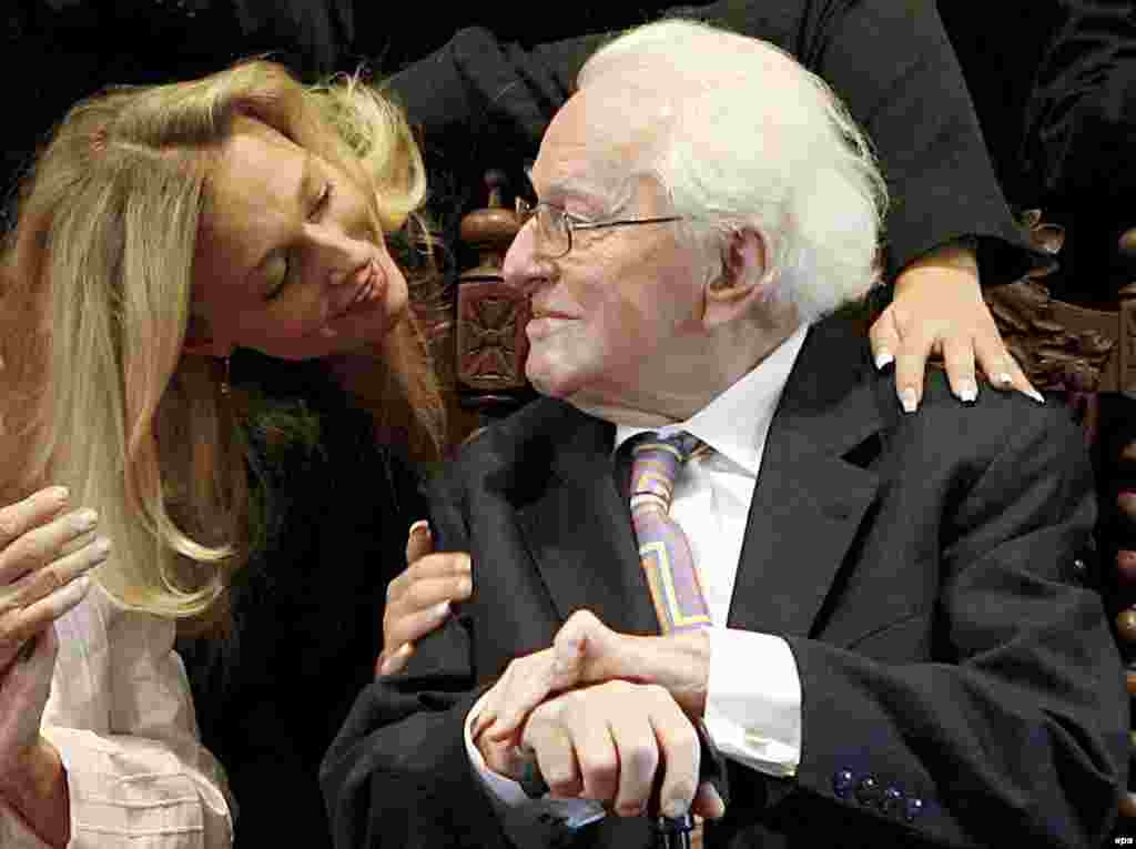 Katharina Wagner talks to her father, Wolfgang Wagner, one of the composer&#39;s grandsons, during a celebration of his retirement as manager of the Richard Wagner Festival in Bayreuth, Germany.