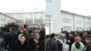 Узбекские студенты, вернувшиеся из соседних стран, стоят в очереди, чтобы сдать документы в Ферганский политехнический институт, 12 февраля 2020 года. 