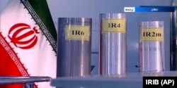 Кадр из репортажа иранской государственной телекомпании IRIB, на котором видны три версии центрифуг иранского производства для завода по обогащению урана вблизи города Нетенз