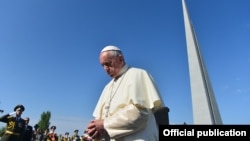 Papa Françesku gjatë vizitës në memorialin e gjenocidit armen në Jerevan