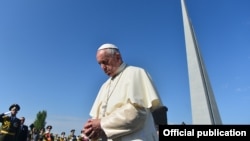 Armenia - Pope Francis visits the Armenian genocide memorial in Yerevan, 25Jun2016.