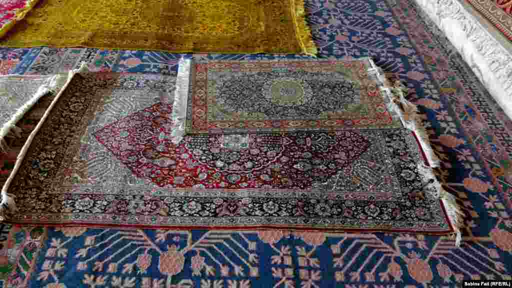Carpete de măstase în bazarul de la Kashgar.