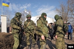 Вооруженные российские солдаты блокируют базу ВМС Украины в селе Новоозерный под Евпаторией, Крым, март 2014 года