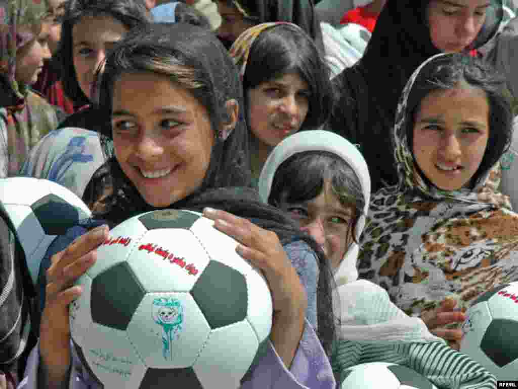 Кобул, Афғонистон - Футбол мехоҳад, тифлони афғонро бар зидди мухаддирот бишӯронад.