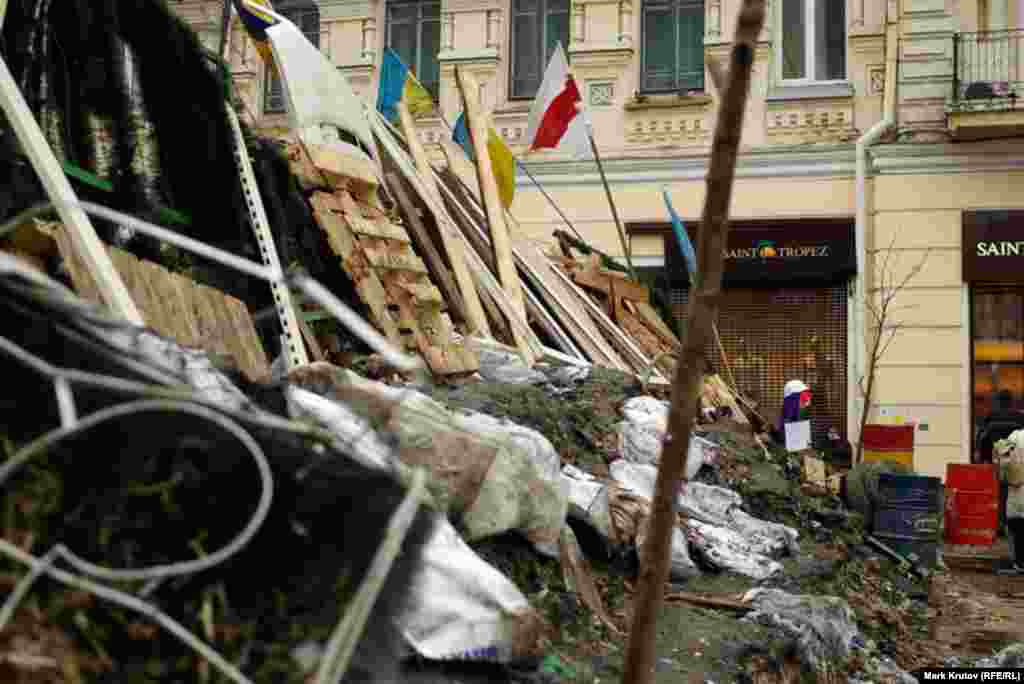 Баррикады в начале улицы архитектора Городецкого