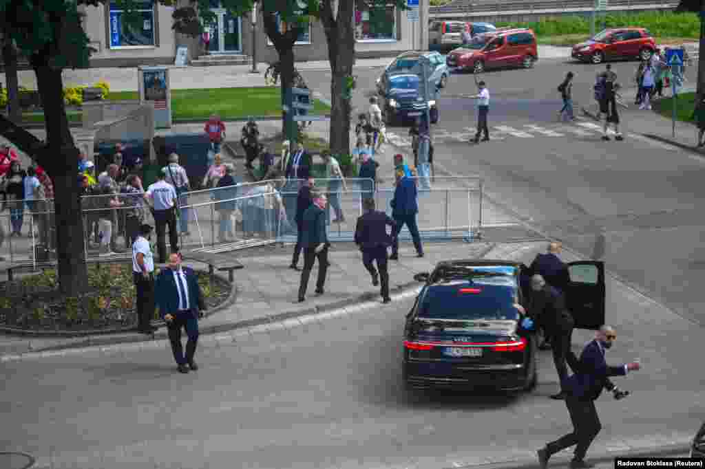 Bodyguarzii&nbsp;se grăbesc să intervină la fața locului. Un reporter de la cotidianul slovac Dennik N a declarat că a auzit împușcăturile, după care a văzut gărzile de corp ducându-l pe premier spre mașină.