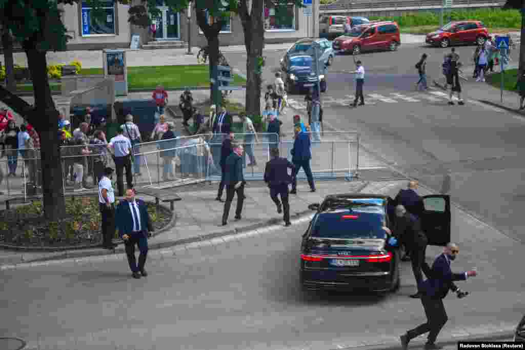 Bodyguarzii&nbsp;se grăbesc să intervină la fața locului.&nbsp;Un reporter de la cotidianul slovac Dennik N a declarat că a auzit împușcăturile, după care a văzut gărzile de corp ducându-l pe premier spre mașină.