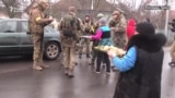«Конфеты — в карманы. И бегом»: как женщины кормят украинских военных