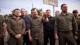 Președintele Zelenski le-a mulțumit salvatorilor, în timpul vizitei sale din 8 iunie în regiunile afectate de inundații. 