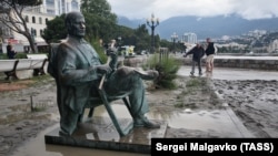 Памятник Михаилу Пуговкину в Ялте после наводнения