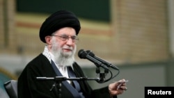 Lideri suprem iranian, Ayatollah Ali Khamenei. 