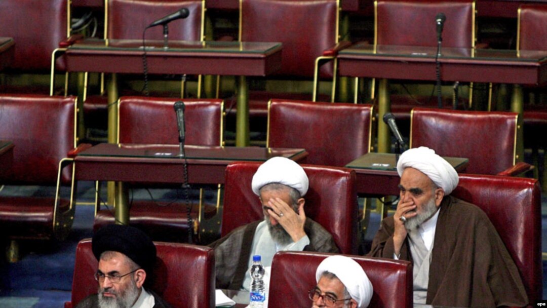 بر اساس قانون اساسی جمهوری اسلامی، مجلس خبرگان از حق نظارت بر عملکرد رهبر و عزل و نصب او برخوردار است اما همین قانون بررسی صلاحیت نامزدان نمایندگی خبرگان را به فقهای شورای نگهبان واگذار کرده است که رهبر آنان را منصوب می کند.