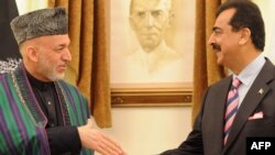 Премьер-министр Пакистана Юсуф Раза Гилани (справа) и президент Афганистана Хамид Карзай