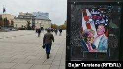 Poster me portretin e presidentit të zgjedhur amerikan, Donald Trump, dhe ish të dërguarin amerikan për dialogun, Richard Grenell, ku shkruan "Bëje Kosovën sërish madhështore". Prishtinë, nëntor 2024. 