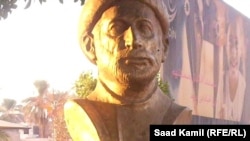 تمثال نصفي للشاعر الراحل مصطفى جمال الدين