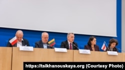 Намесьнік маршалка Сэнату Польшчы Міхал Каміньскі, сьпікер Сейма Літвы Юозас Олекас, Анатоль Лябедзька, Сьвятлана Ціханоўская, віцэ-міністар замежных спраў Літвы Аўдра Плепіце. Вільня, 30 сакавіка 2026