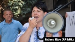 Natalia Gavriliță la protestul din faţa CEC de la Chișinău