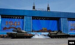 Заглохшую "Армату" оттягивают во время репетиции парада на Красной площади Москвы 7 мая 2015