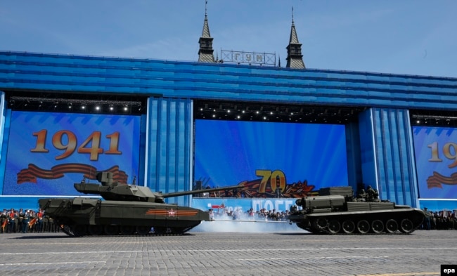 Заглохшую "Армату" оттягивают во время репетиции парада на Красной площади Москвы 7 мая 2015
