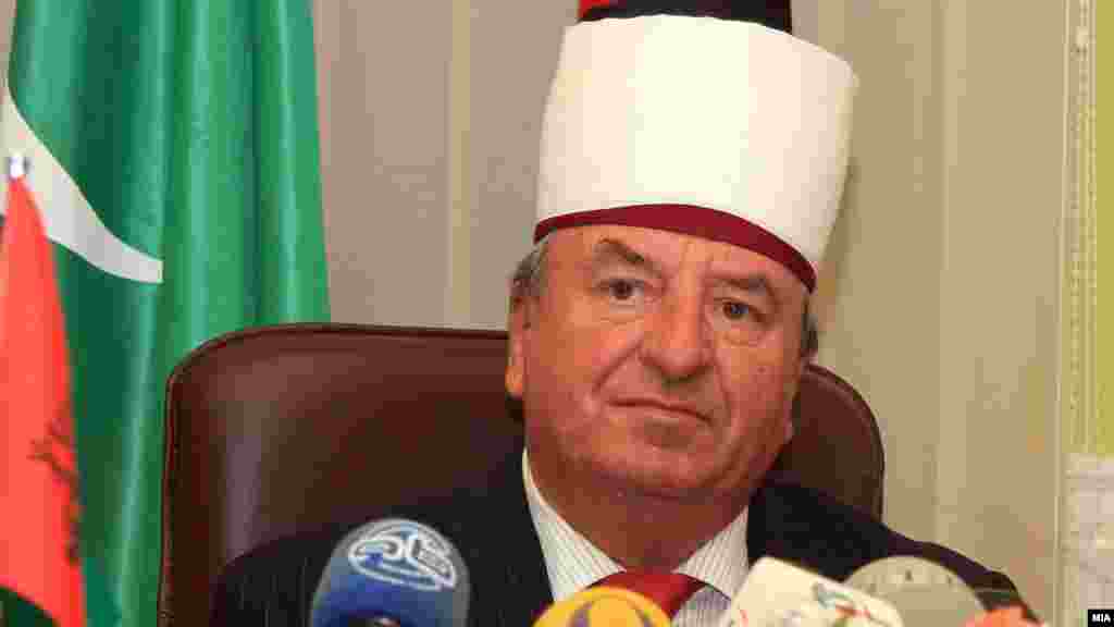 МАКЕДОНИЈА - Скендер Бузаку од ИВЗ му даде ултиматум од 72 часа на поглаварот на Исламската верска заедница, Сулејман Реџепи, да си даде оставка или ќе објави страшни докази - бомби за криминал кој, како што рече, го сторил нелегалниот реис.
