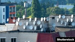 Супутникові антени на будинку в Житомирі
