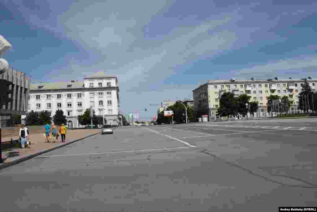 A quiet, nearly empty street in the city of Luhansk