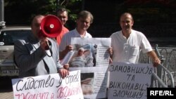 Учасники акції протесту вимагають покарати замовників та виконавців нападів на журналістів