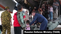 Граждане, эвакуированные из Афганистана, после прилета самолетом Ил-76МД Минобороны РФ, Гиссар, 26 августа 2021 года