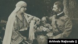 Regina Maria și Regele Ferdinand în refugiul de la Bicaz, în vremea primului război mondial, când Bucureștiul fusese ocupat de trupele germane. La finele aceluiași 1918, România va câștiga însă cea mai mare victorie din istoria sa: Unirea cu Basarabia, Bucovina și Transilvania.