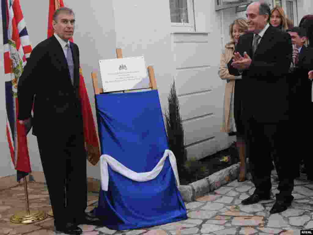 Crna Gora - Britanski princ Andrew Albert Christian Edward u posjeti - Velika Britanija je otvorila veleposlanstvo u Podgorici, što je bio povod posjete princa Andrewa, koji je na slici sa domaćinom, crnogorskim ministrom spoljnih poslova Milanom Roćenom.