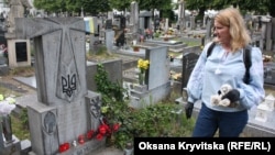 Ганна Величко біля знайденого нею у 2010 році пам’ятника воїнам УГА