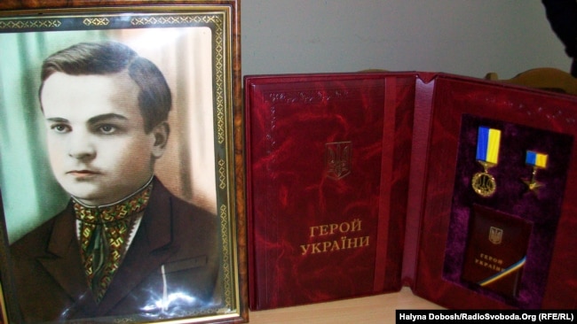 Мовна деколонізація України. Чи спалив би себе Олекса Гірник сьогодні? 9 Портрет Олекси Гірника, якому в 2007 році було посмертно присвоєно звання Герой України з нагородженням орденом Держави. Нагороду отримали його сини: Маркіян і Євген Гірники