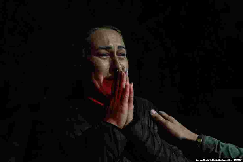 Жінка чекала на звістку про маму, яка перебувала в атакованому будинку. Згодом зʼясувала, що її мати жива