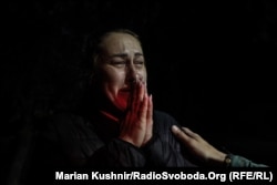 Жінка чекала на звістку про маму, яка перебувала в атакованому будинку. Згодом зʼясувала, що її мати жива