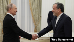 Володимир Путін (ліворуч) і Аббас Аракчі під час зустрічі в Кремлі, квітень 2025 року