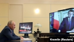 Президент России Владимир Путин по видеосвязи беседует с президентом Франции Эмманюэлем Макроном (архив)