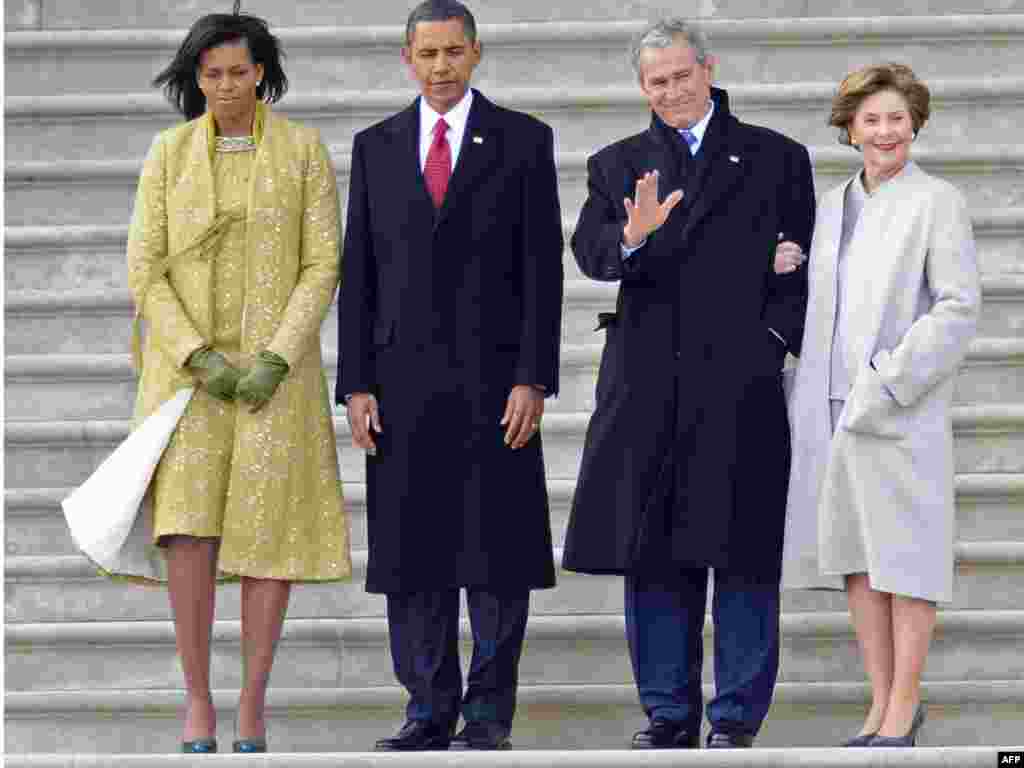 Barack dhe Michelle Obama - George dhe Laura Bush - Obama20 Former US President George W. Bush (2-R) waves as he and his wife Laura (R) stand with US President Barack Obama (2-L) and First Lady Michelle Obama as the Bushes depart from the US Capitol after Obama's swearing in as the 44th President of the United Statesin Washington, DC, 20 January 2009.