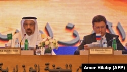 Сауд Арабия мен Ресей энергертика министрлері Халид әл-Фалех (сол жақта) пен Александр Новак.