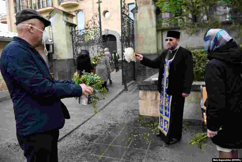 ბზის კურთხევის დროს მრევლი დისტანციას ინარჩუნებს.