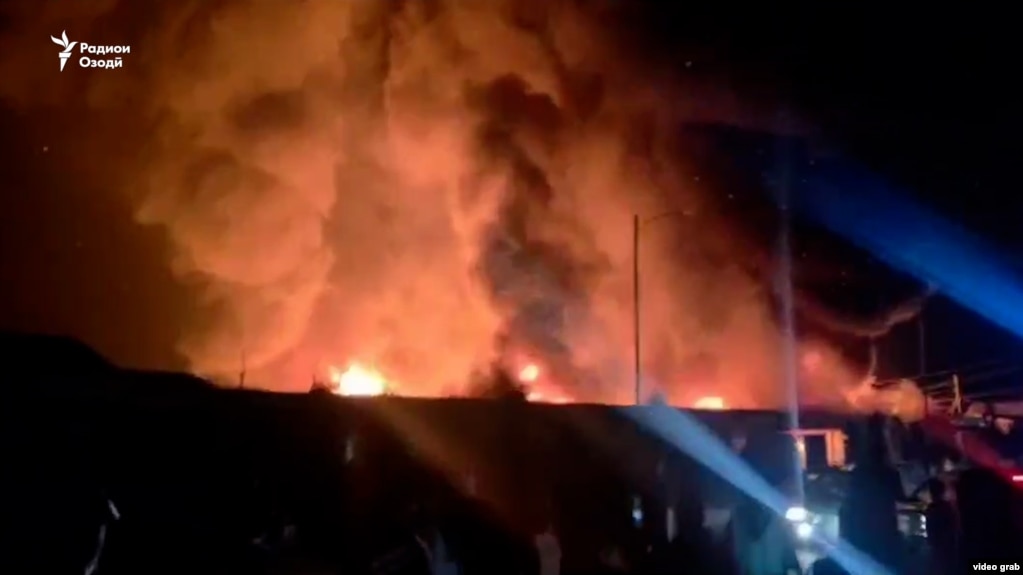 Бозори "Гулистон"-и Панҷакент ба коми оташ рафт