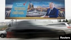 Предвыборный билборд кандидата в президенты и президента Казахстана Нурсултана Назарбаева. Алматы, 14 апреля 2015 года.