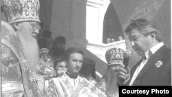 Московская патриархия награждает Алимжана Тохтахунова орденом. Фото из книги Тохтахунова "Мой шелковый путь"