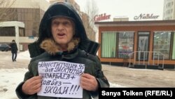 Юрист Антон Фабрый во время пикета с требованием отставки Назарбаева с поста главы Совбеза. Нур-Султан, 26 февраля 2020 года.